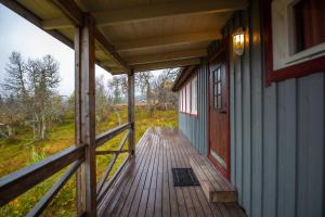 eine Veranda eines Hauses mit einem Holzsteg in der Unterkunft Trysilfjellet Nord 1017 in Trysil
