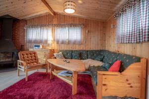 ein Wohnzimmer mit Sofa und Tisch in der Unterkunft Trysilfjellet Nord 1017 in Trysil
