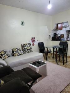 Ruang duduk di G&G Lavish Homes Nakuru