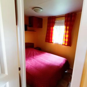 Een bed of bedden in een kamer bij Camping Baroudeurs