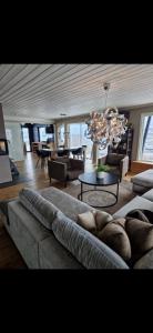 Gallery image of Large and lovely villa in Harstad Sentrum with sauna, hot tub and car rental in Harstad +49 photos