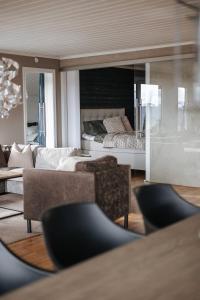 Ruang duduk di Large and lovely villa in Harstad Sentrum with sauna, hot tub and car rental