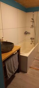 une salle de bains avec lavabo et baignoire dans l'établissement Maison calme, à Payrin-Augmontel