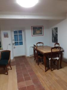 une salle à manger avec une table et des chaises en bois dans l'établissement Maison calme, à Payrin-Augmontel