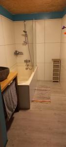une salle de bain avec douche et baignoire dans l'établissement Maison calme, à Payrin-Augmontel