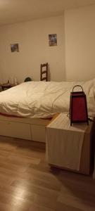 - une chambre avec un lit et une table à côté dans l'établissement Maison calme, à Payrin-Augmontel