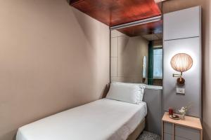 Postel nebo postele na pokoji v ubytování Madison Hotel