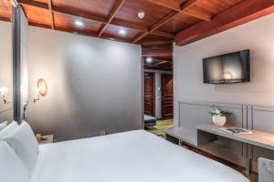 Postel nebo postele na pokoji v ubytování Madison Hotel