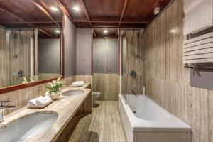 Koupelna v ubytování Madison Hotel