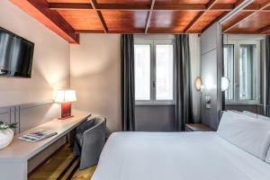 Postel nebo postele na pokoji v ubytování Madison Hotel