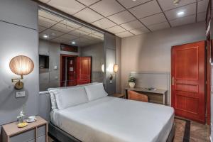 Postel nebo postele na pokoji v ubytování Madison Hotel