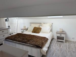 Ένα ή περισσότερα κρεβάτια σε δωμάτιο στο Duplex vue mer, centre ville