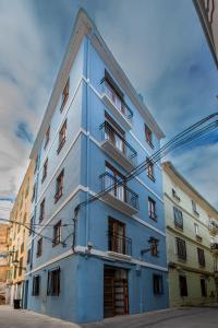 un edificio azul con ventanas laterales en El Carmen Valencia, apartamento estudio con terraza, en Valencia
