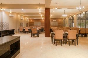 兰纳加Vanashraya Corbett Resort的一间有桌椅的大餐厅