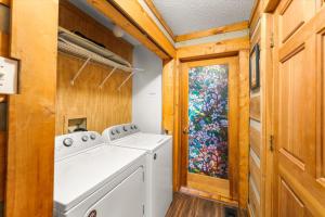Phòng tắm tại Fun Family Cabin In Gatlinburg Hot Tub Stay +41 ảnh