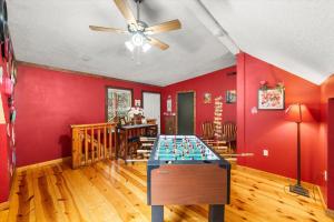 Phòng trò chơi tại Fun Family Cabin In Gatlinburg Hot Tub Stay