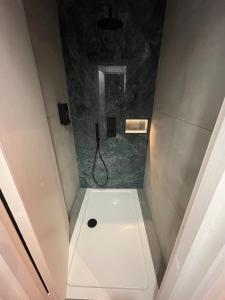 y baño pequeño con ducha y aseo. en Stylish 1 bedroom Flat Brixton, en Londres