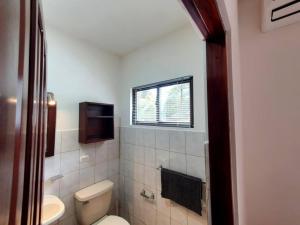 ココにあるMarina Loft Condos 223のトイレ、洗面台、窓のあるバスルーム +9枚の写真