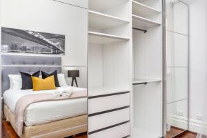 Postel nebo postele na pokoji v ubytování Hyde & Seek Parkside Family Stay