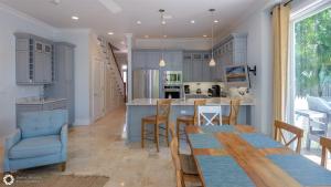 Una cocina y un comedor con mesa y sillas. en Windsor Townhomes 6, en Key West