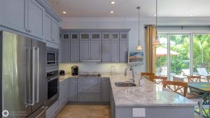 cocina con electrodomésticos de acero inoxidable y comedor en Windsor Townhomes 6, en Key West