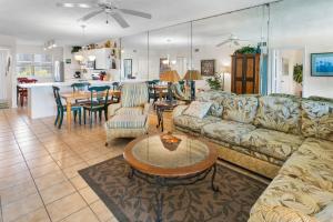 una sala de estar con un sofá y una mesa en La Brisa 303W, en Key West