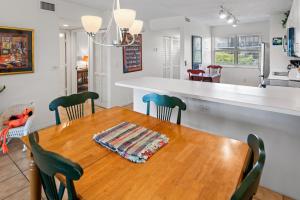 Una cocina y un comedor con mesa y sillas de madera. en La Brisa 303W, en Key West 31 fotos más