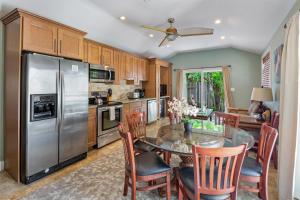 eine Küche mit Esstisch und Edelstahlkühlschrank in der Unterkunft Villa The Watson House in Key West