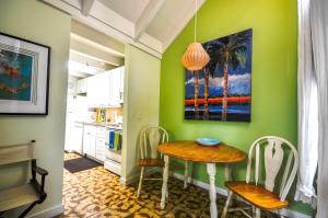 een eetkamer met een tafel en twee stoelen bij Ann Street Cottage in Key West