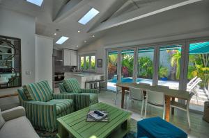 Khu vực ghế ngồi tại Louisas Hideaway