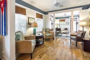a living room with chairs and a table at Casa De Cuba in Key West