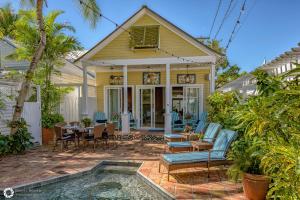 Swimmingpoolen hos eller tæt på Pilars Secret