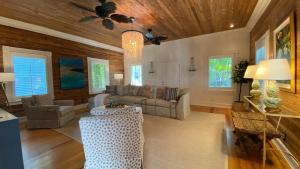 una sala de estar con un sofá y una mesa en Villa Bella, en Key West