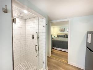 Postel nebo postele na pokoji v ubytování Deckside Suite Conch Republic Cottage