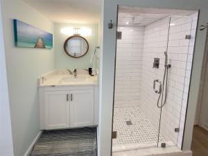 Koupelna v ubytování Deckside Suite Conch Republic Cottage