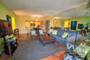 a living room with a blue couch and a table at Vista Fresco in Key West
