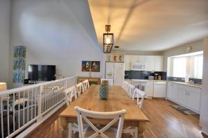 Η κουζίνα ή μικρή κουζίνα στο Duval Square Penthouse