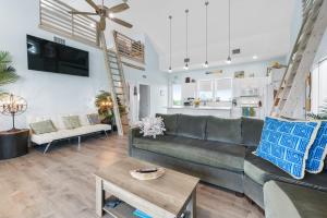 a living room with a couch and a table at Tiki Beach - Big Pine Key in Big Pine Key
