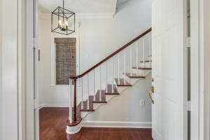 eine Treppe in einem Haus mit weißen Wänden in der Unterkunft Mansion The Watson House in Key West