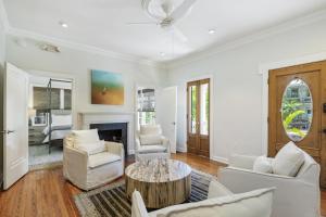 ein Wohnzimmer mit weißen Möbeln und einem Tisch in der Unterkunft Mansion The Watson House in Key West