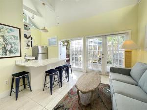 Χώρος καθιστικού στο Hidden Oasis Colony +15 φωτογραφίες