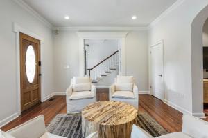 ein Wohnzimmer mit weißen Wänden sowie einem Tisch und Stühlen in der Unterkunft Mansion The Watson House in Key West