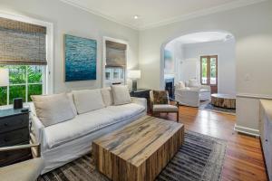 ein Wohnzimmer mit einem weißen Sofa und einem Couchtisch aus Holz in der Unterkunft Mansion The Watson House in Key West