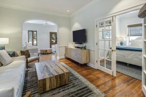 ein Wohnzimmer mit Sofa und Fernseher in der Unterkunft Mansion The Watson House in Key West + 32 Fotos