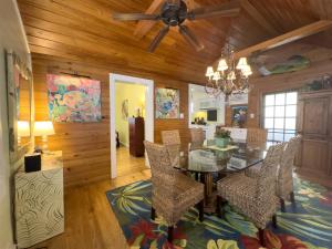 キーウェストにあるTobago Houseのテーブルと椅子のあるダイニングルーム