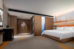 מיטה או מיטות בחדר ב-Hampton by Hilton Changsha Wuyi Square
