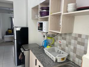 Kuchyň nebo kuchyňský kout v ubytování Gianas stays with pool