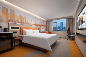 מיטה או מיטות בחדר ב-Hampton by Hilton Changsha Wuyi Square