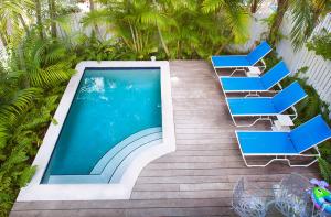 Una vista aérea de una piscina con tumbonas azules. en Windsor Townhomes 3, en Key West