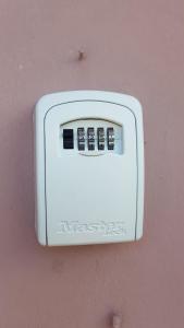 a white switch on a pink wall at Haus-Selma in Lüneburg
